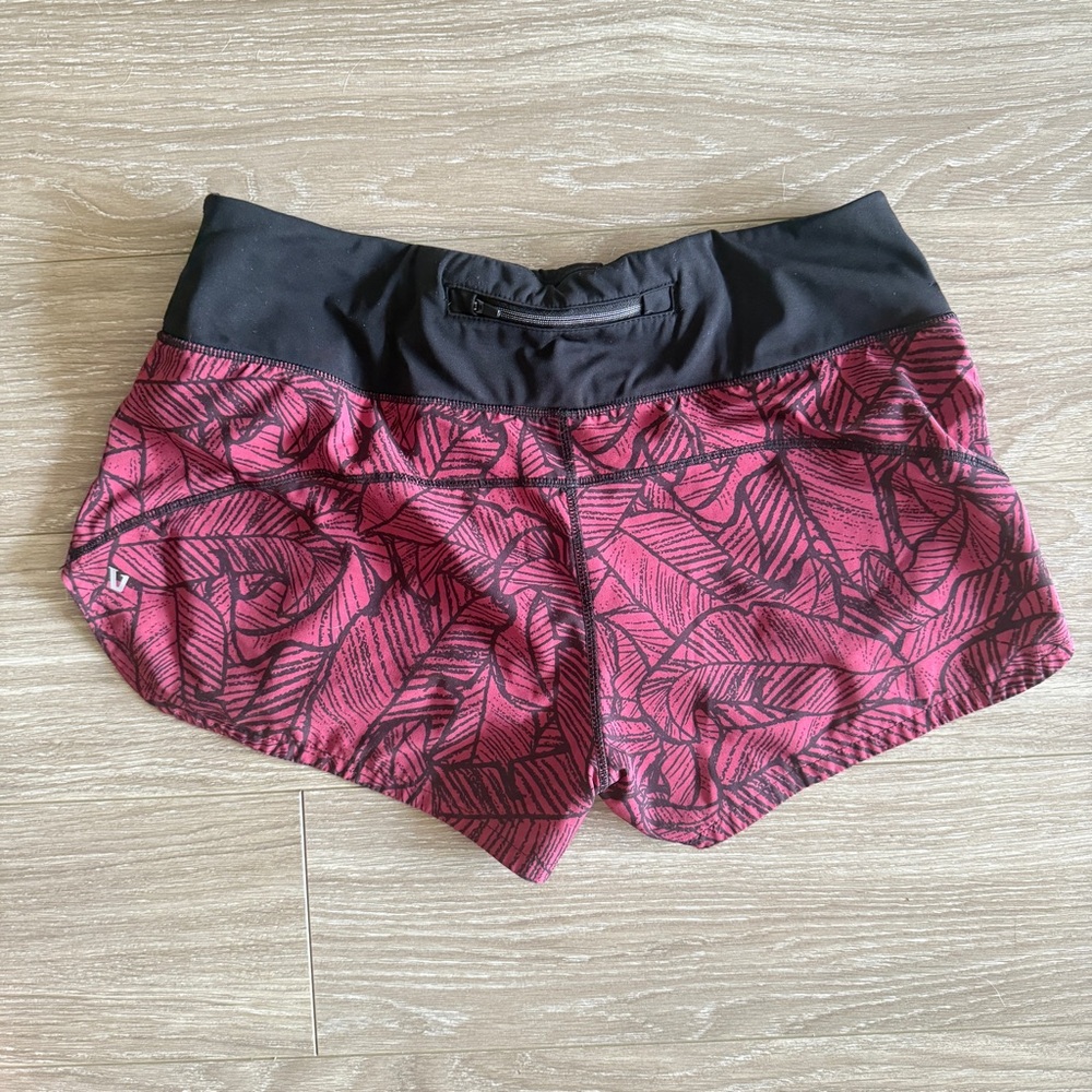 Vuori Omni Performance Lined Shorts Sangria Leaf size small